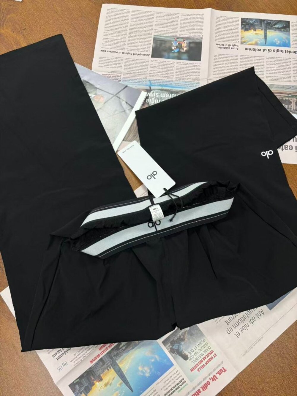 NWT🌟 Alo Yoga Black Bestselling Loose Yoga Pants🌟Inner seam length 30 inches - Picture 5 of 7